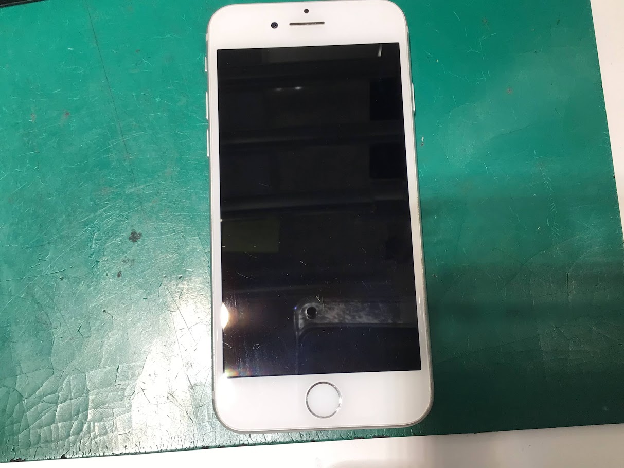 iPhone SE3の画面が真っ黒に！突然画面がつかなくなった時に試したこと